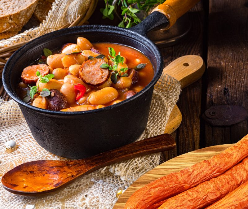 Tocană de fasole și cartofi cu cârnați Măcelărești