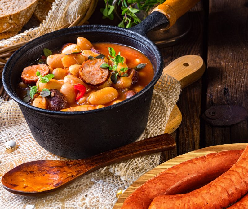 Tocană de fasole și cartofi cu cârnați cu porc